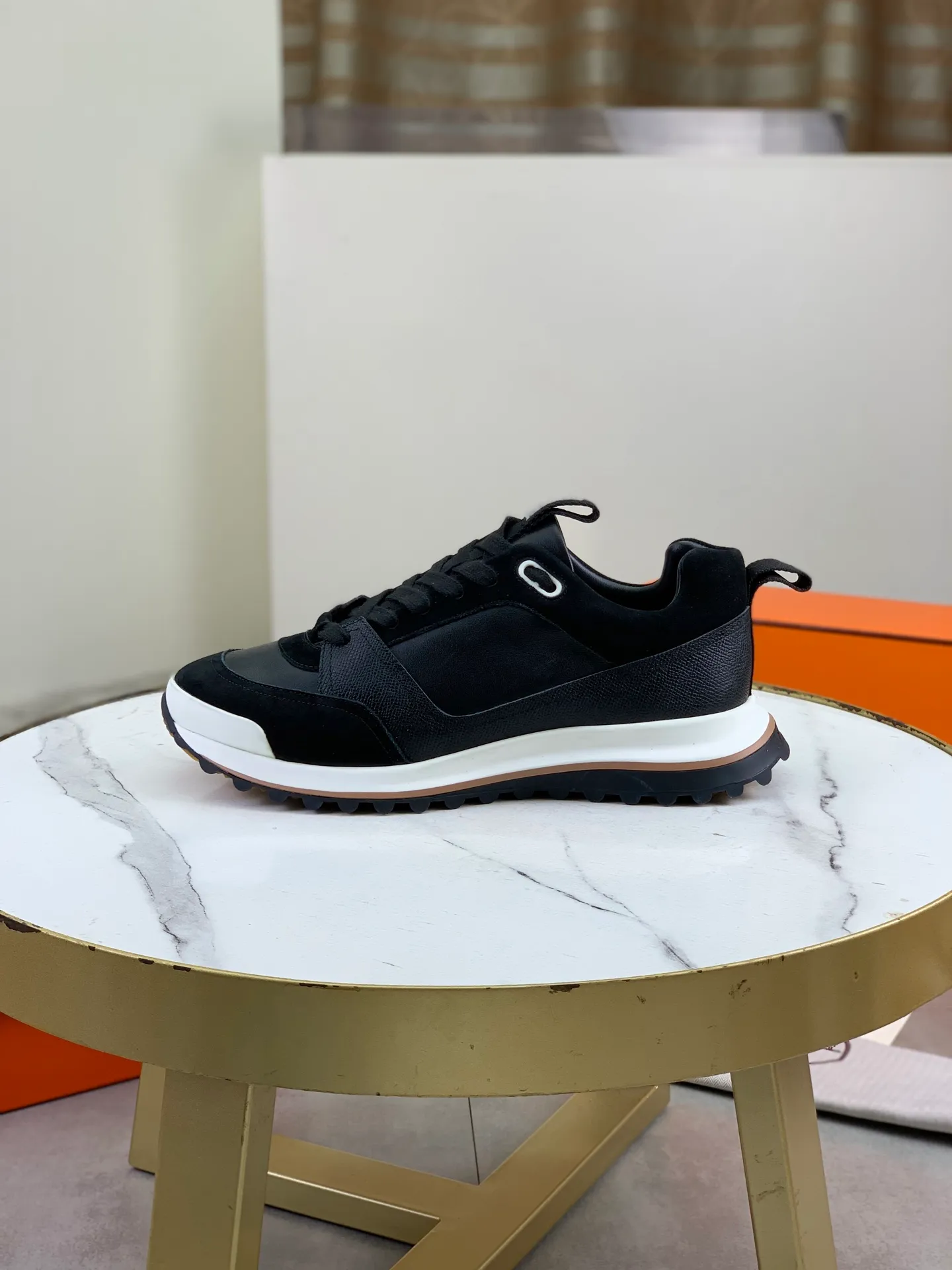 Factory price P800 Top version Original order Hermes men's Drift Sneaker summer new casual sports shoes Original purchase development and production H family men's classic series technological breathable fabrics with cowhide casual sports shoes Casual sports dad shoes combine high-tech breathable materials and cowhide, H family exclusive button decoration on the side The outsole is full of H italic design and bright colors show vitality and continue the brand design inspiration. Stroll around the city lightly and feel free and comfortable. Delivered in exquisite packaging🛍📦 ▪️Fabric: original customized breathable material + first layer of cowhide ▪️Inner: cowhide feet ▪️Outsole: molded and evacuated PU+TPU material ▪️Size: 39-44 (38 45 46 customized) Multiple colors available Premium packaging